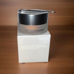 r.e.m. beauty Sweetener Concealer in Tan 1